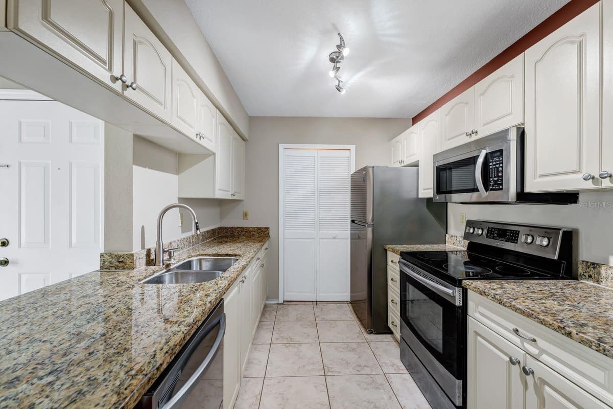 2550 ALAFAYA TRAIL — photo 10 of 25