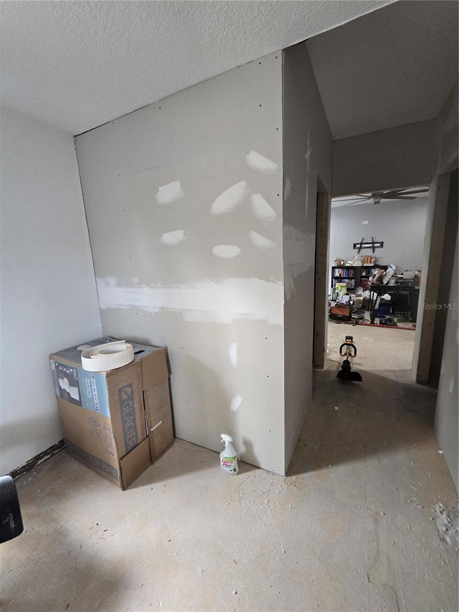 908 GRAND CENTRAL STREET — photo 6 of 37