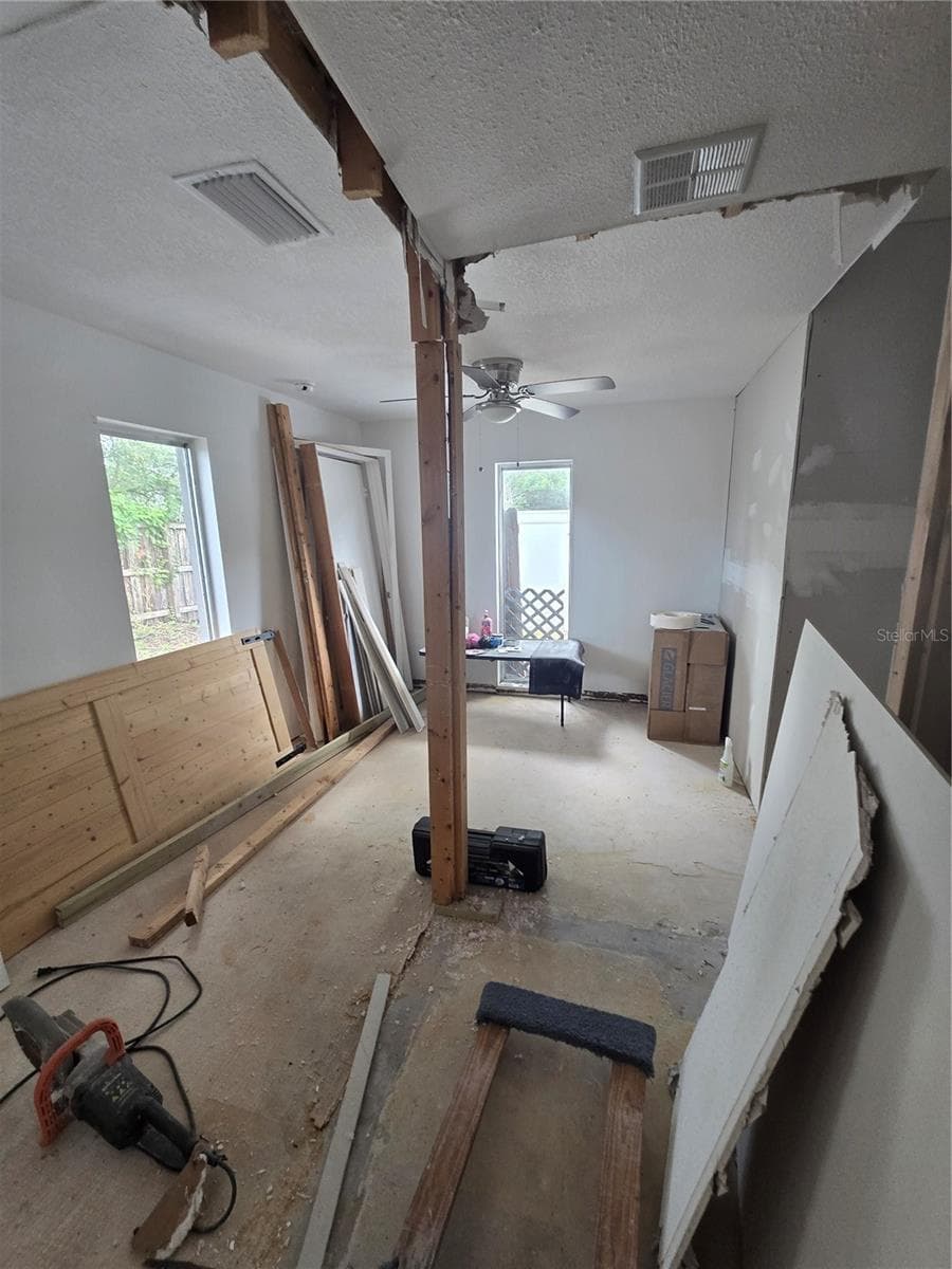 908 GRAND CENTRAL STREET — photo 5 of 37