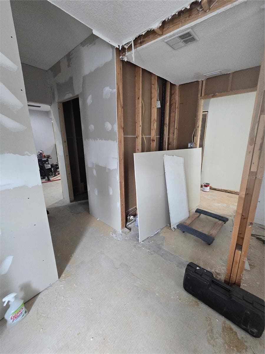 908 GRAND CENTRAL STREET — photo 7 of 37