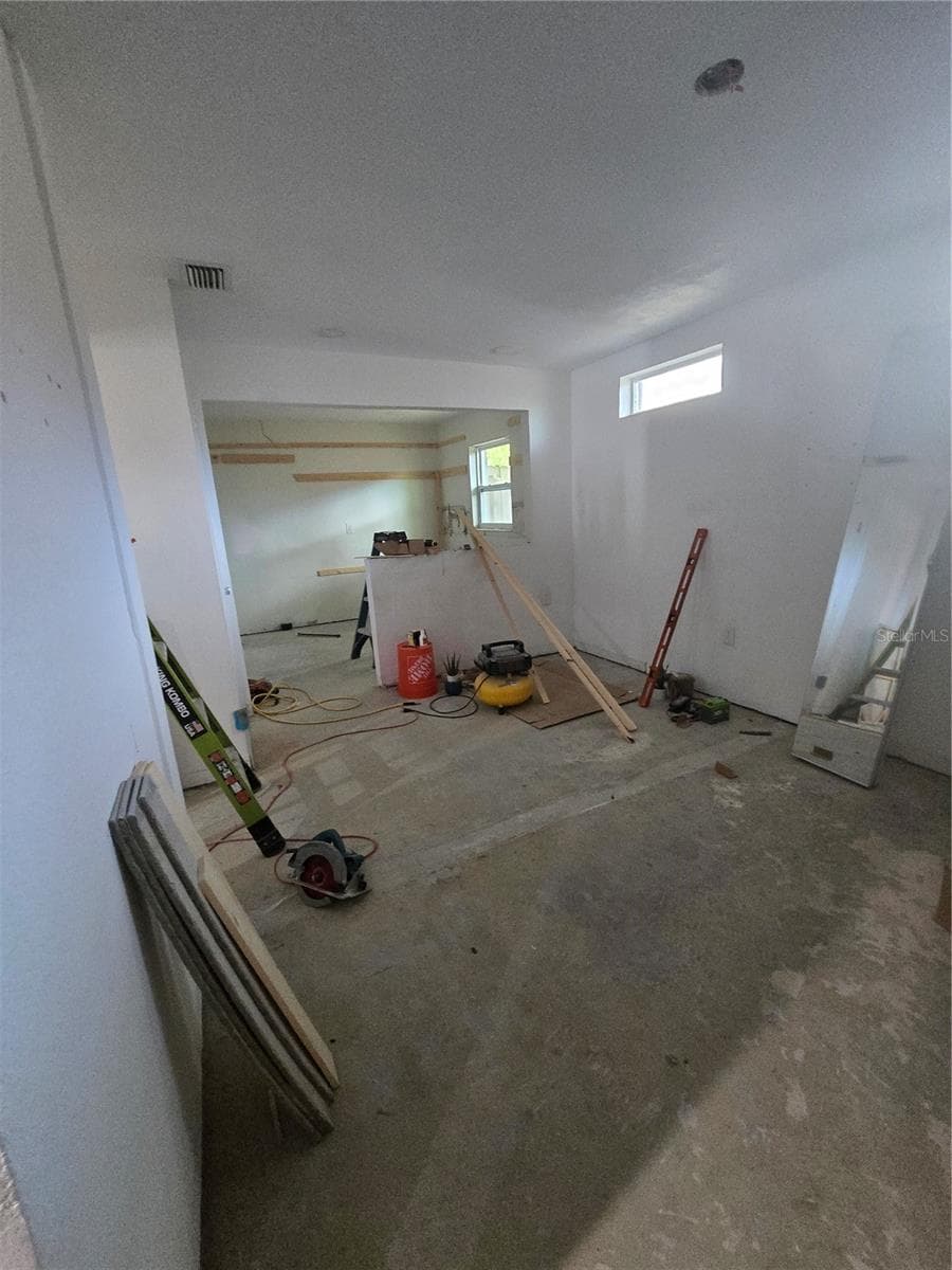 908 GRAND CENTRAL STREET — photo 11 of 37