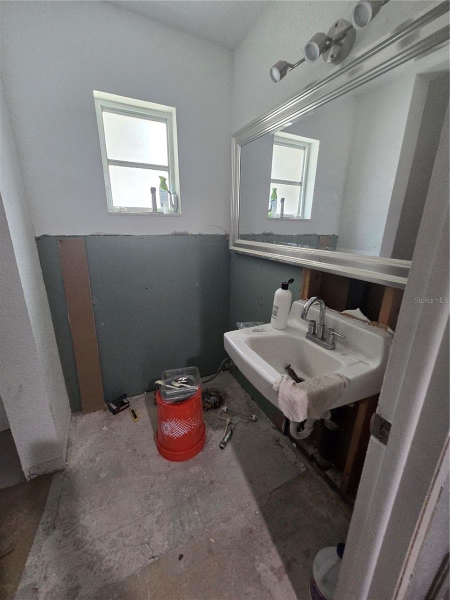 908 GRAND CENTRAL STREET — photo 15 of 37