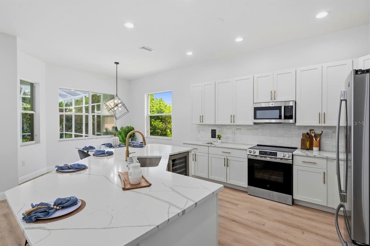 6011 CHAPARRAL AVENUE — photo 9 of 38