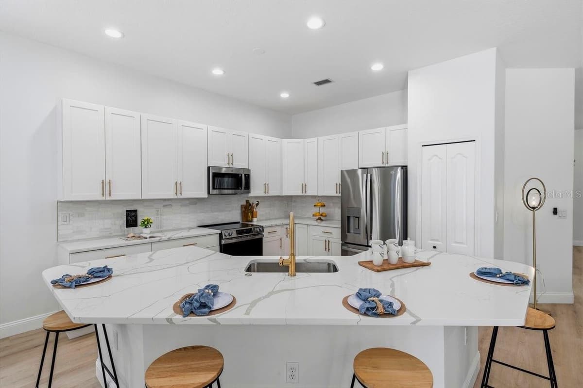 6011 CHAPARRAL AVENUE — photo 8 of 38