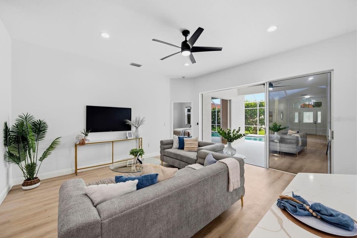 6011 CHAPARRAL AVENUE — photo 4 of 38