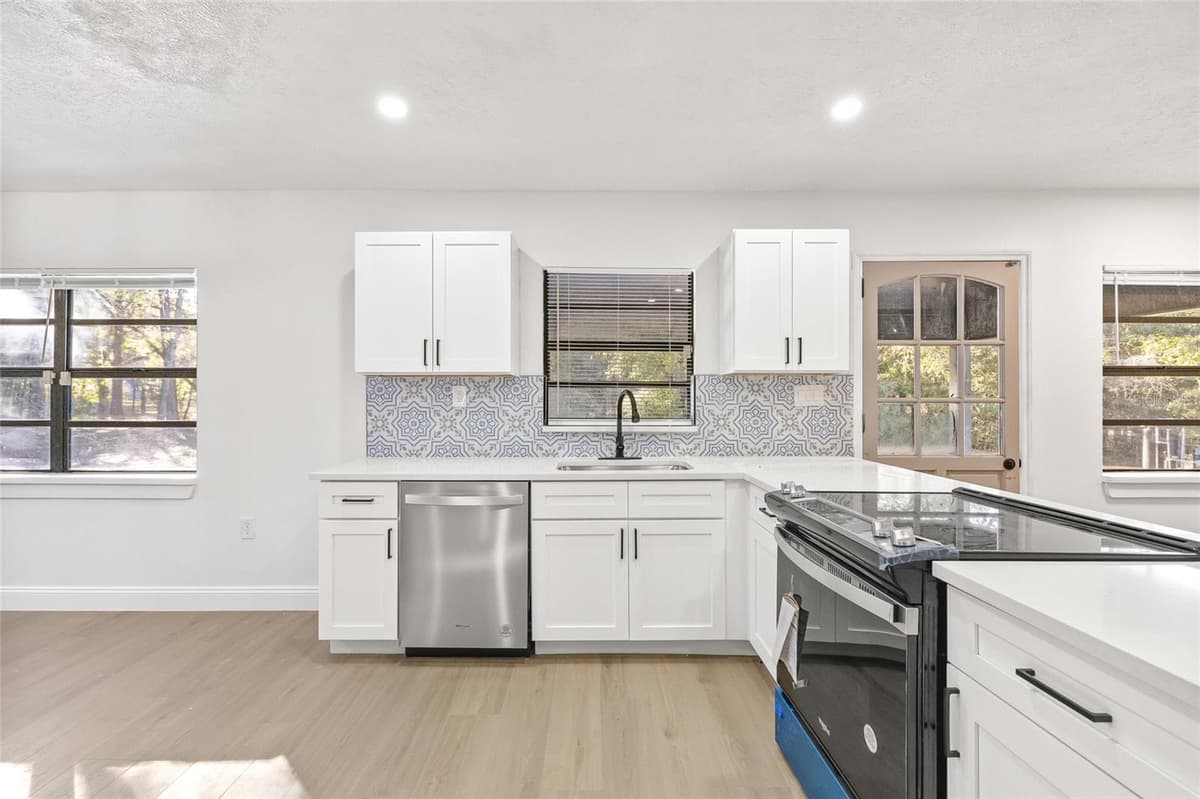 8057 SHAW ROAD — photo 7 of 41