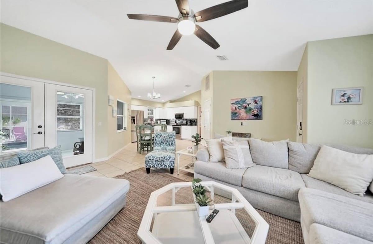 4040 CRANBERRY BOULEVARD — photo 9 of 43
