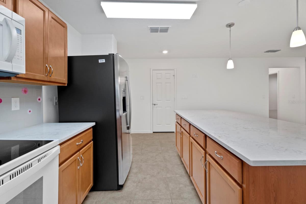 4521 CASABLANCA AVENUE — photo 10 of 59