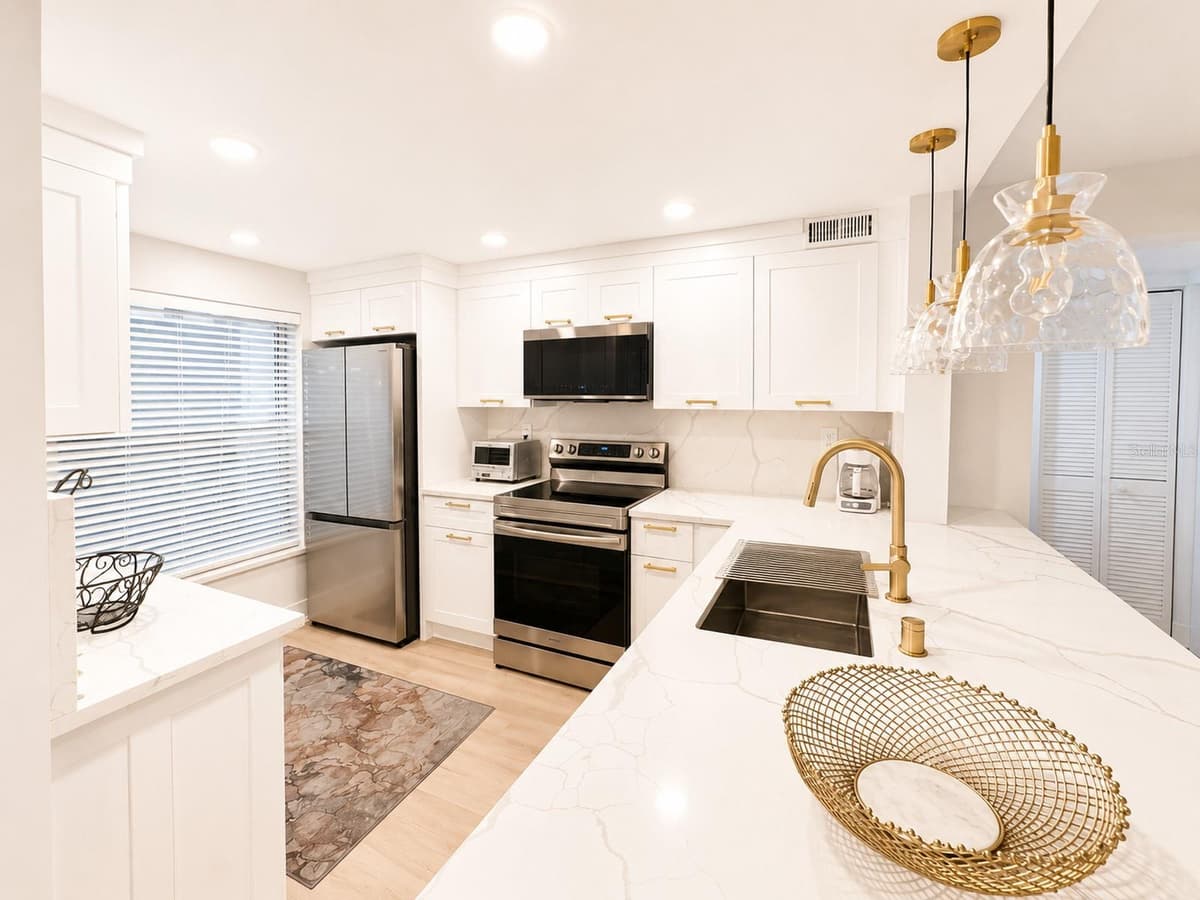 6051 SUN BOULEVARD — photo 6 of 33