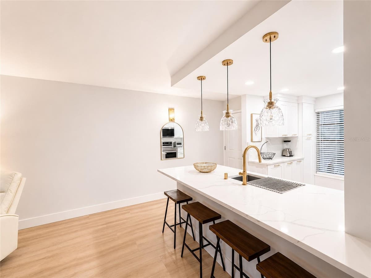 6051 SUN BOULEVARD — photo 4 of 33