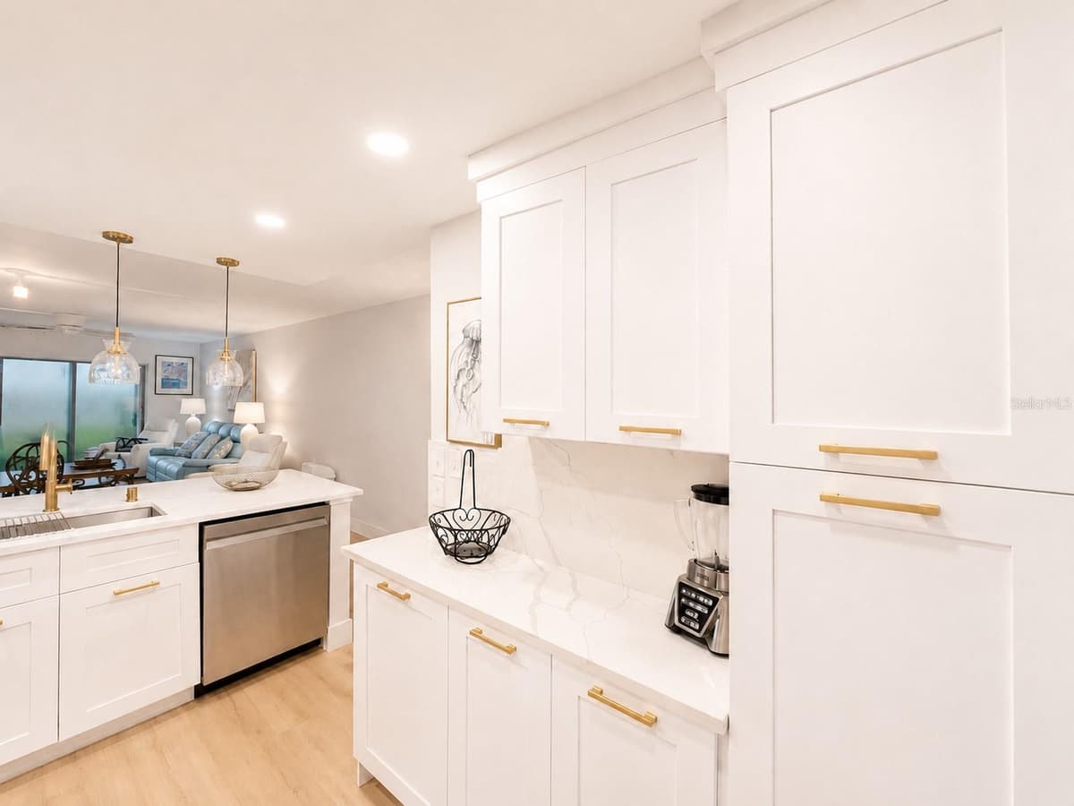 6051 SUN BOULEVARD — photo 8 of 33