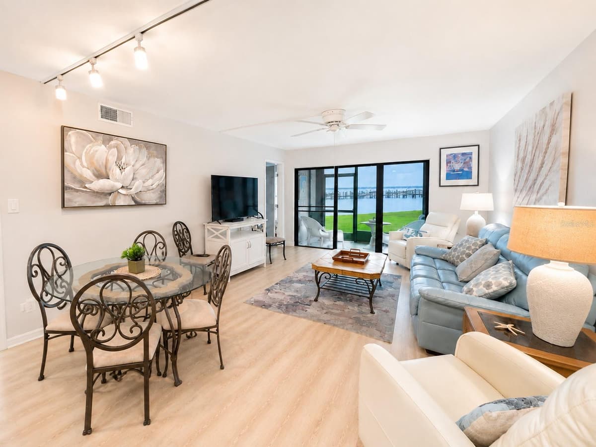 6051 SUN BOULEVARD — photo 11 of 33