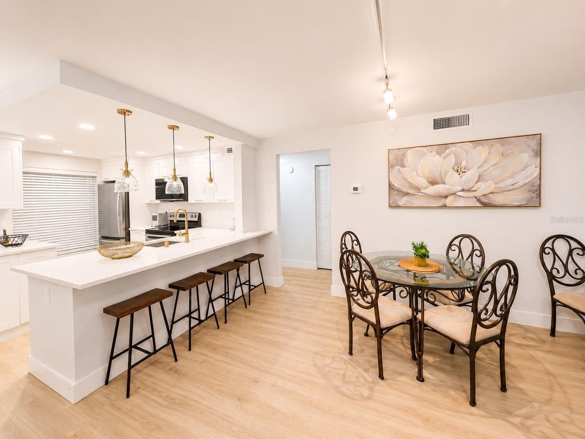 6051 SUN BOULEVARD — photo 3 of 33