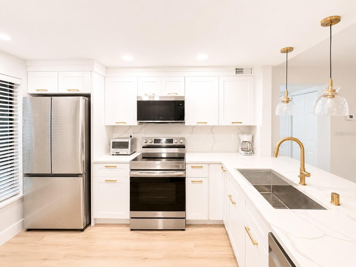 6051 SUN BOULEVARD — photo 7 of 33