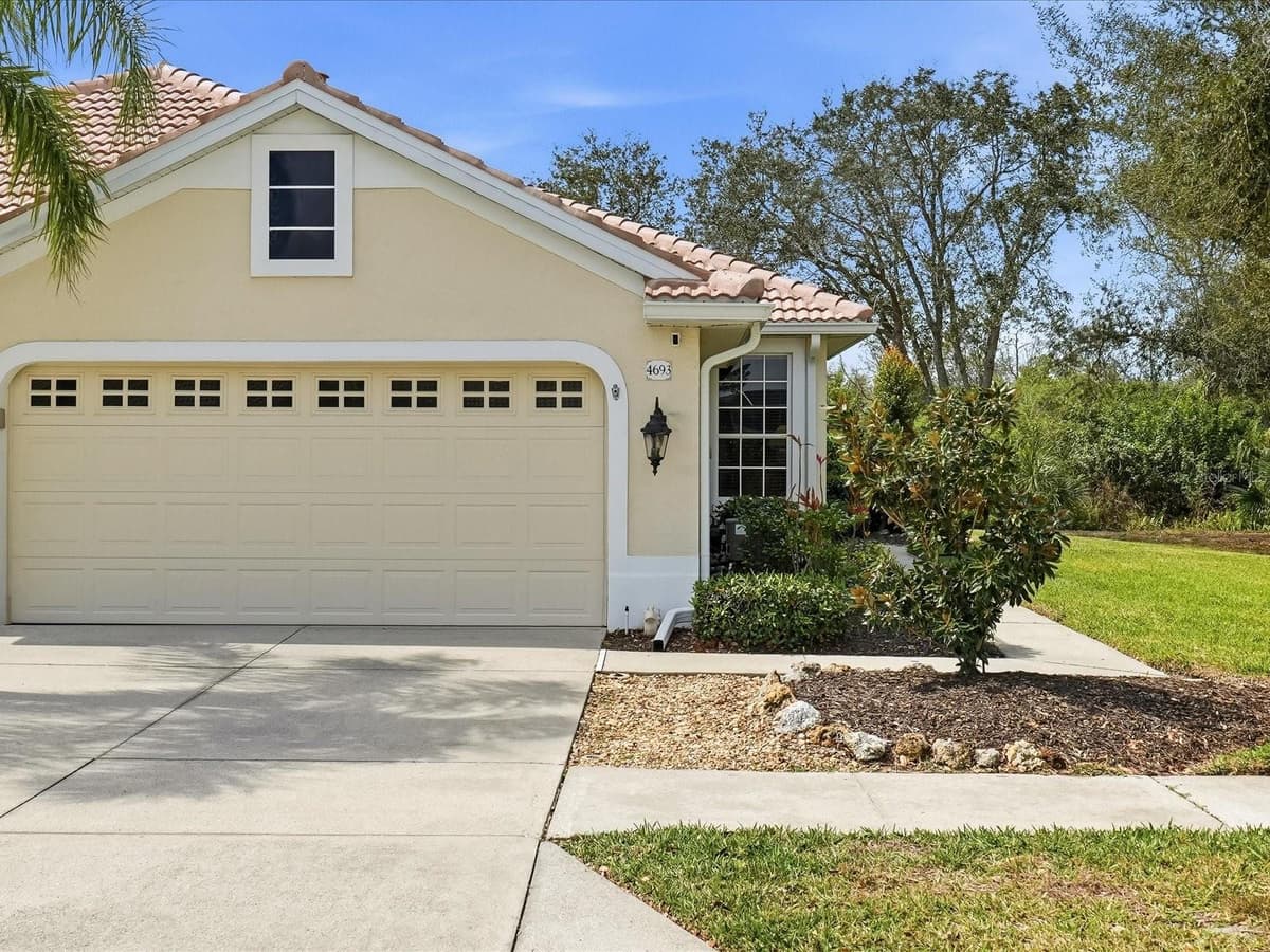 4693 WHISPERING OAKS DRIVE — photo 4 of 39