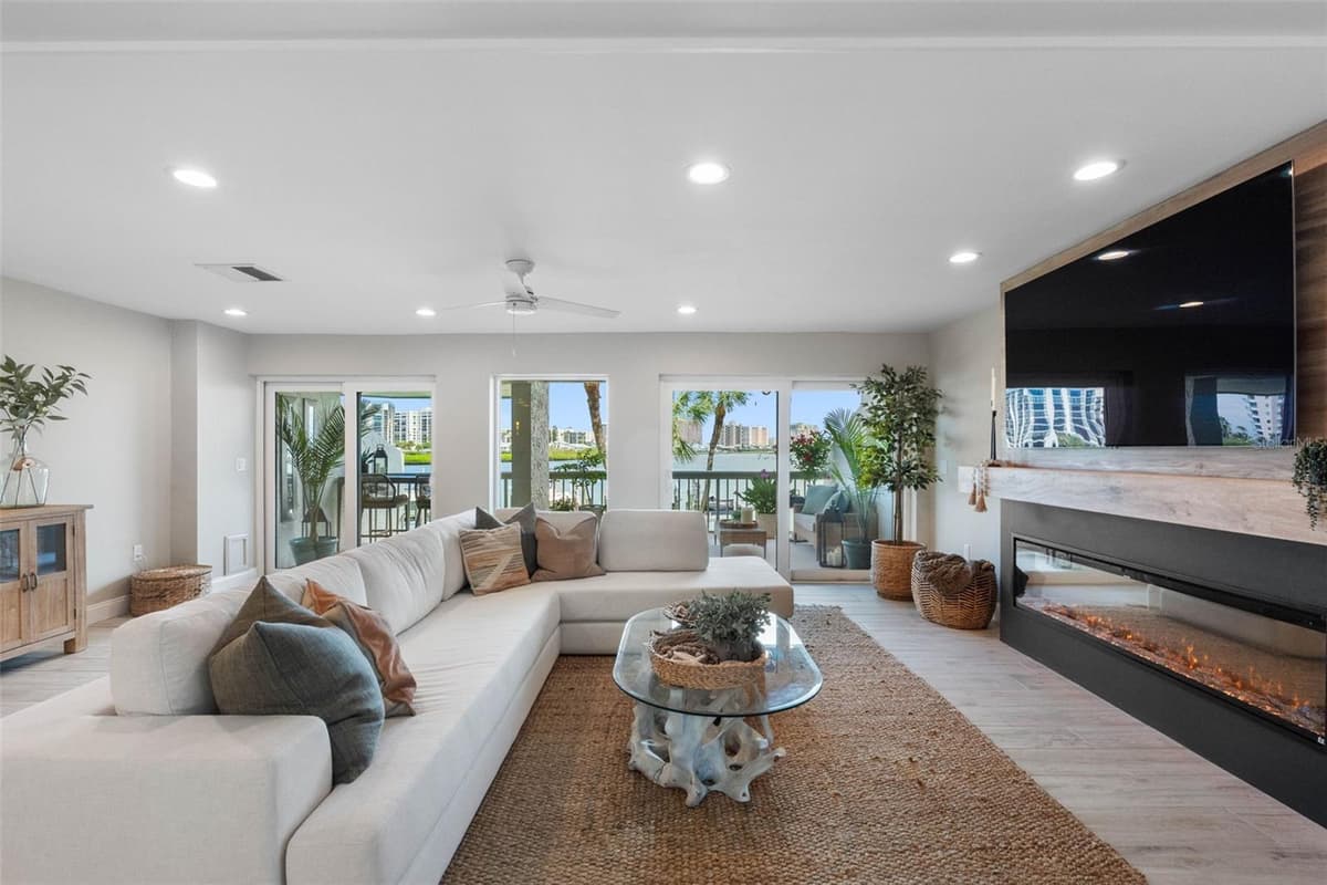 160 MARINA DEL REY COURT — photo 4 of 59
