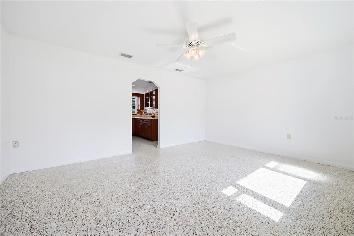 9708 FOREST HILLS DRIVE — photo 7 of 33