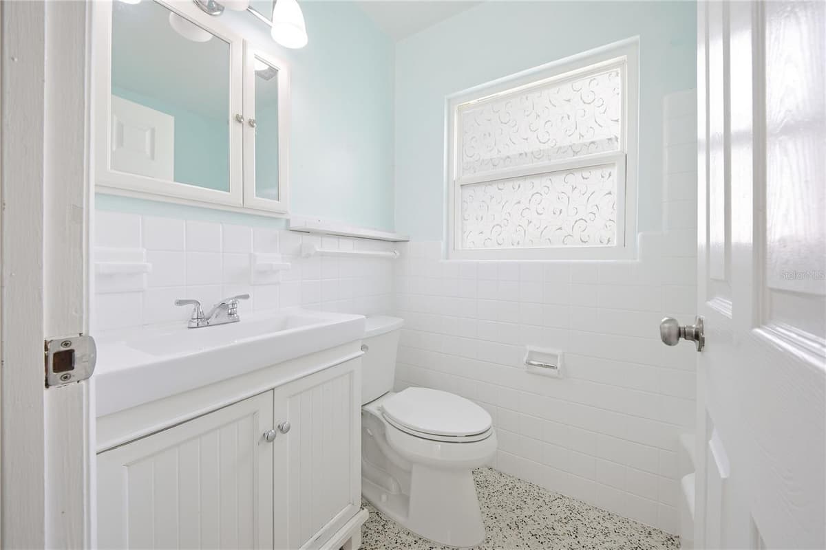 9708 FOREST HILLS DRIVE — photo 13 of 33