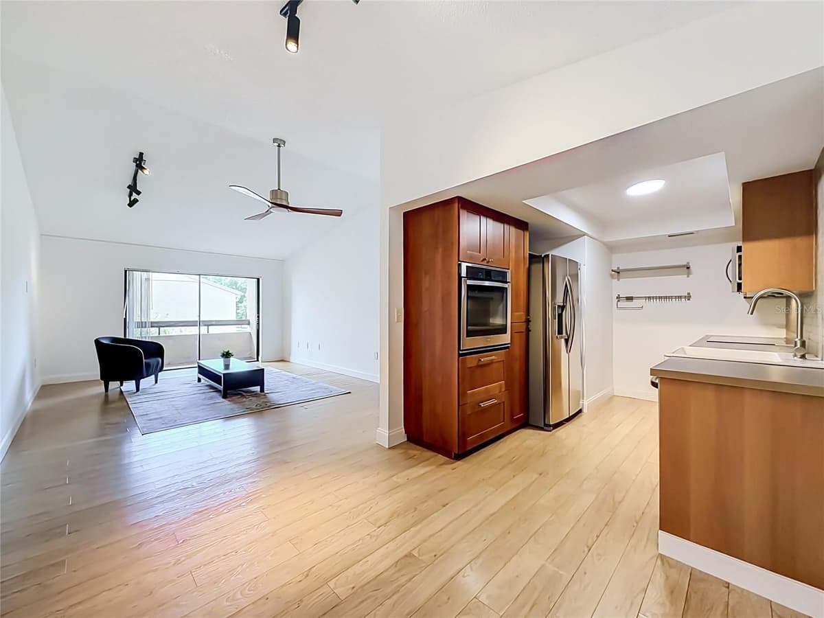 5247 VINELAND ROAD — photo 11 of 47