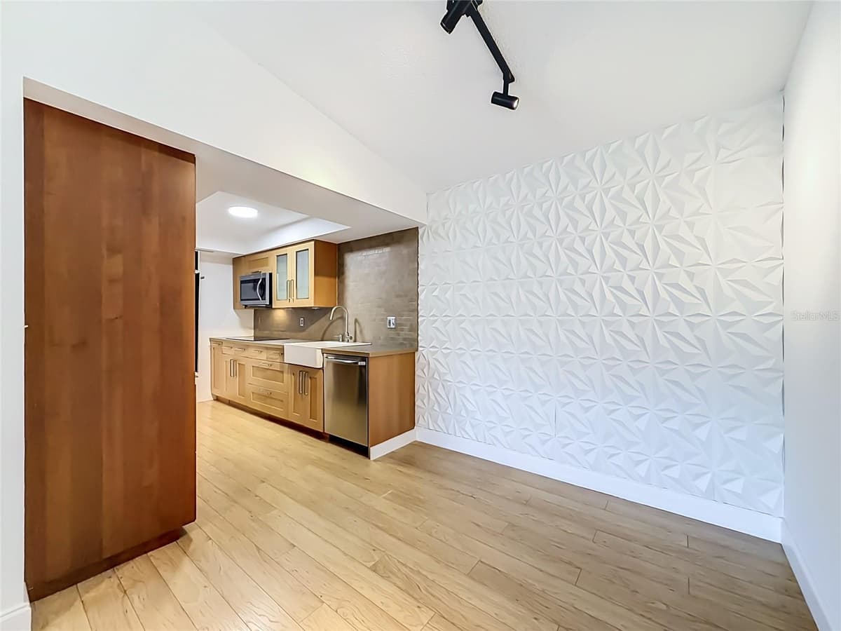 5247 VINELAND ROAD — photo 10 of 47