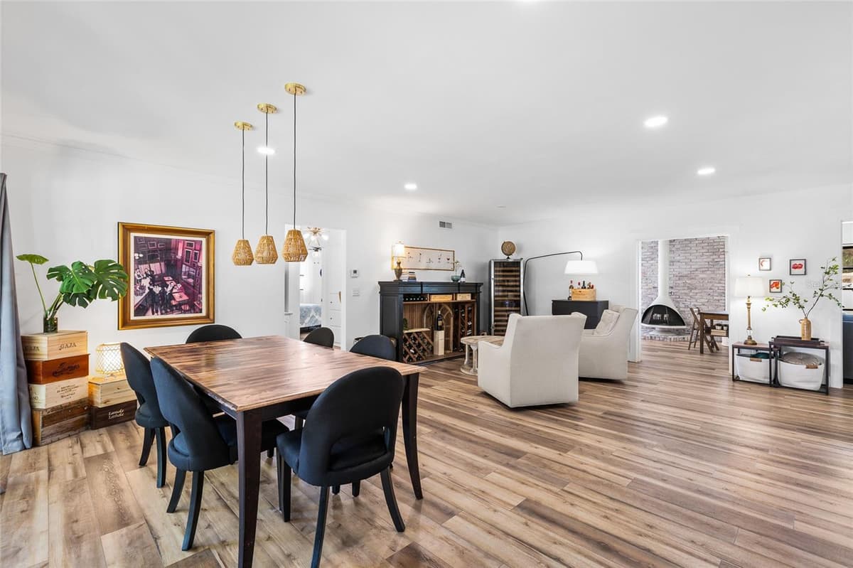 1821 OAK LAKE DRIVE — photo 10 of 57