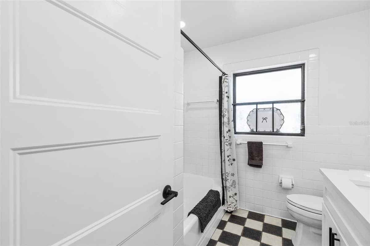 1821 OAK LAKE DRIVE — photo 43 of 57
