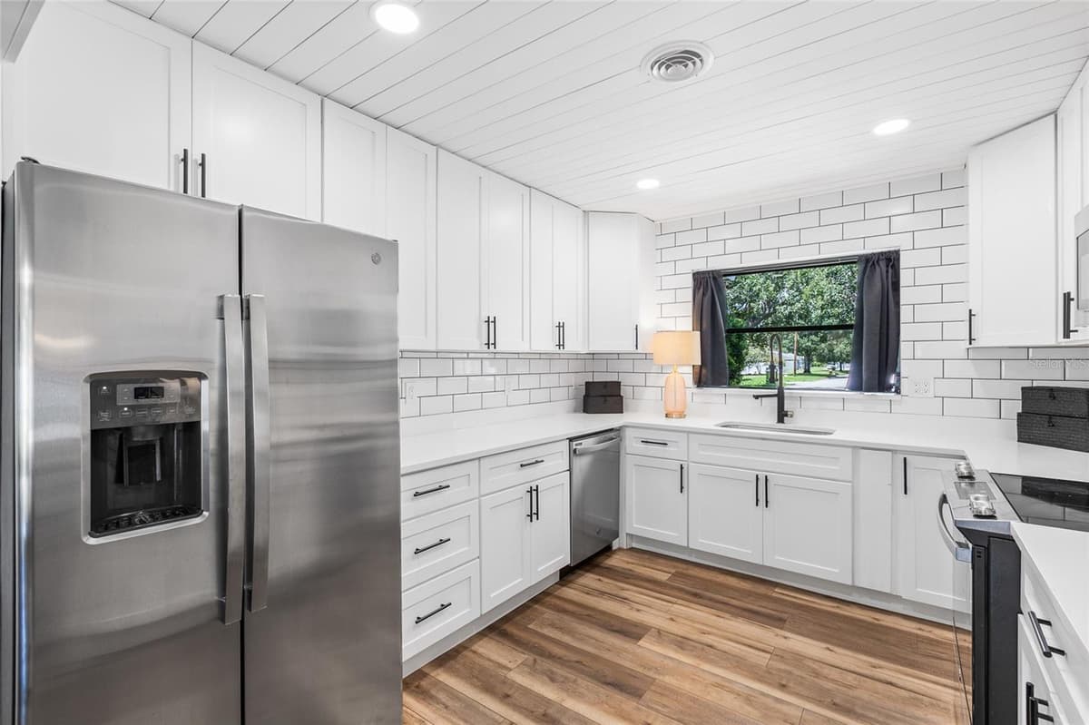 1821 OAK LAKE DRIVE — photo 16 of 57