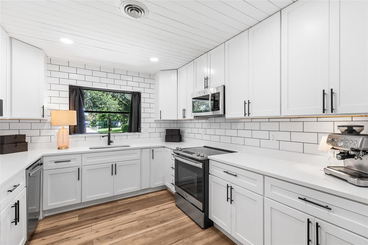 1821 OAK LAKE DRIVE — photo 14 of 57