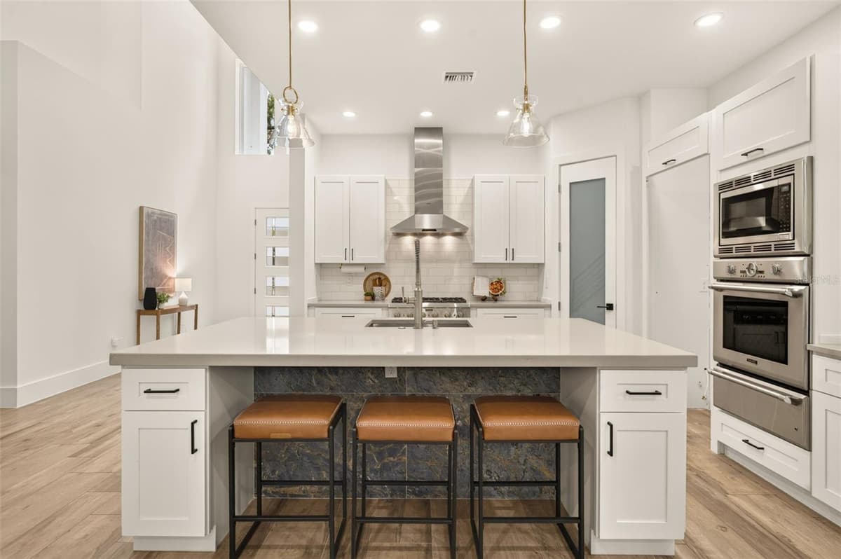 2343 VERSAILLES AVENUE — photo 5 of 42