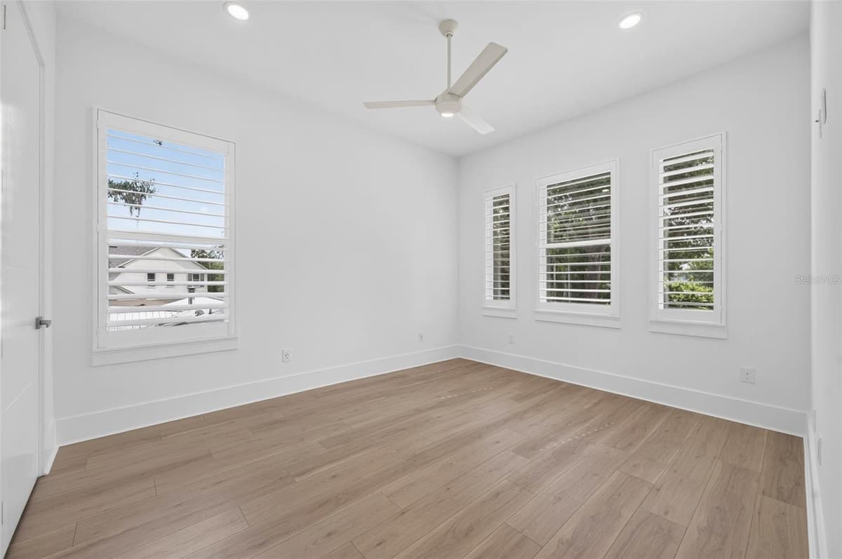 2343 VERSAILLES AVENUE — photo 30 of 42