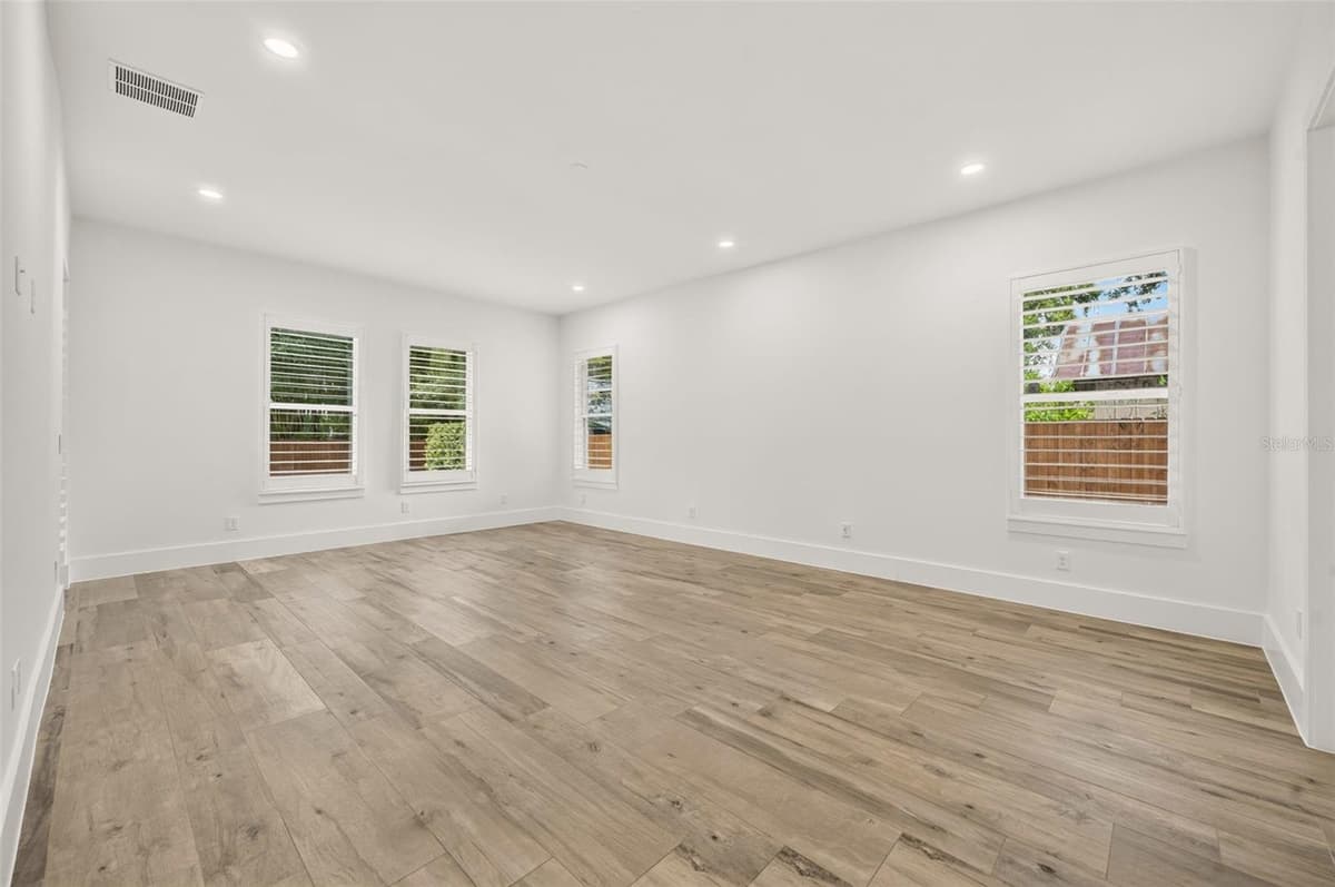 2343 VERSAILLES AVENUE — photo 15 of 42