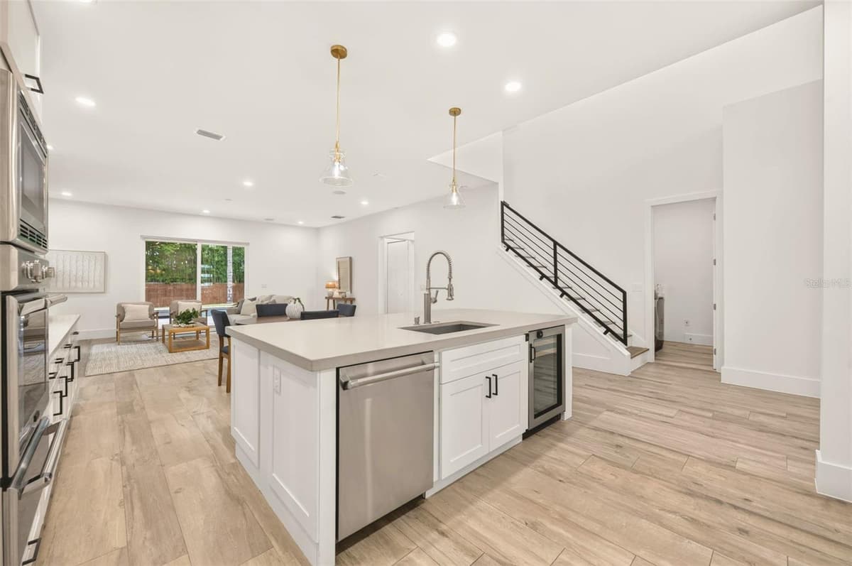 2343 VERSAILLES AVENUE — photo 9 of 42