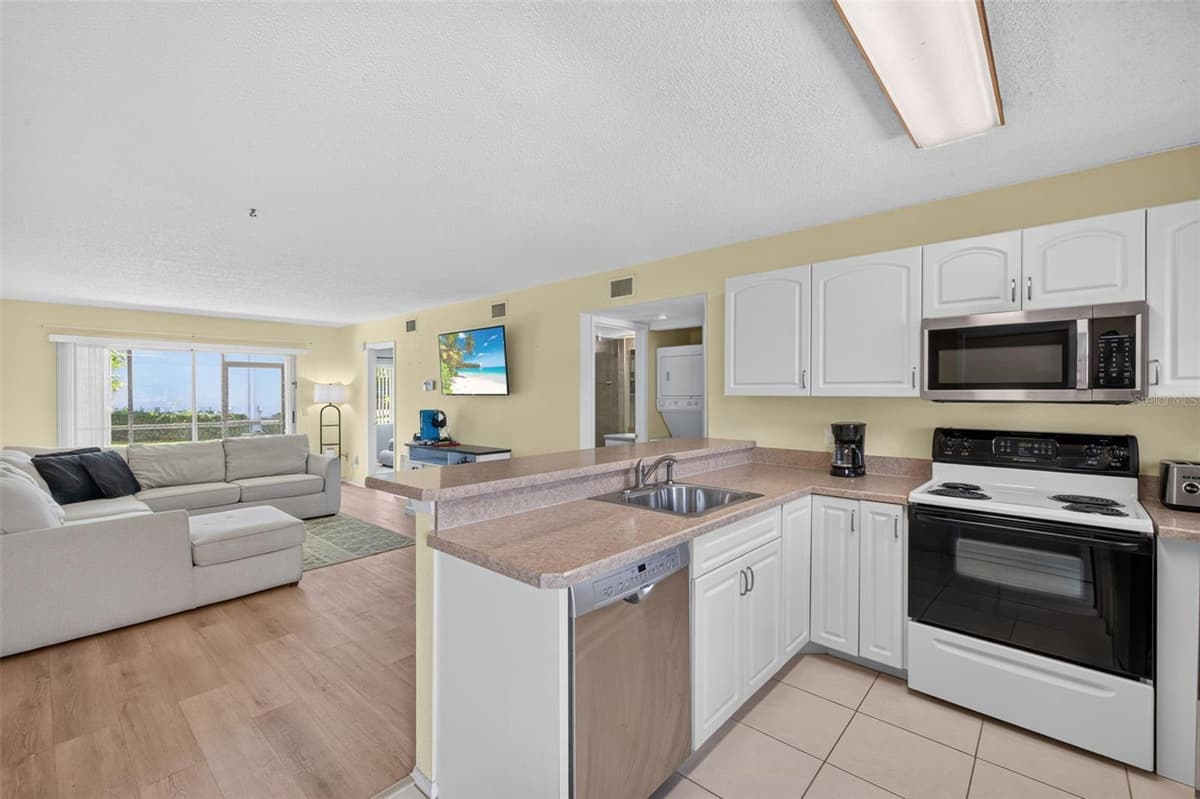 25100 SANDHILL BOULEVARD — photo 4 of 29