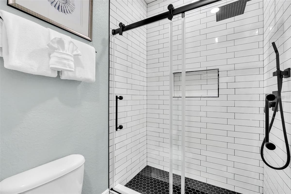 2630 DINVILLE STREET — photo 33 of 55
