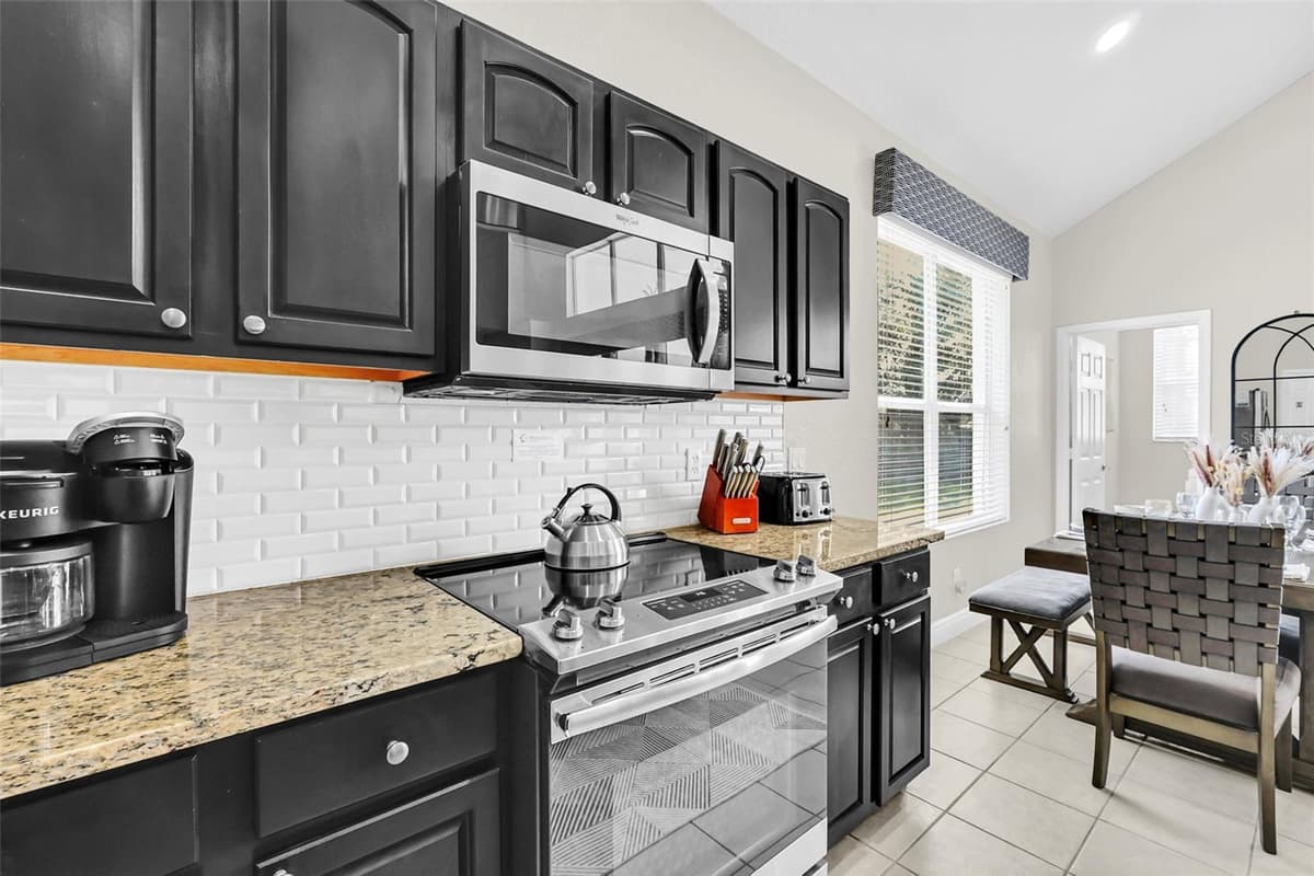 2630 DINVILLE STREET — photo 14 of 55