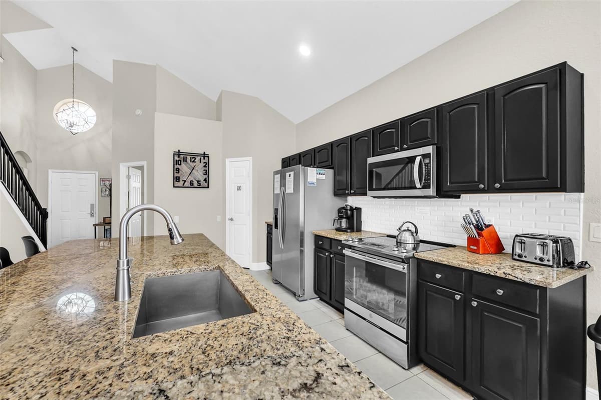 2630 DINVILLE STREET — photo 15 of 55