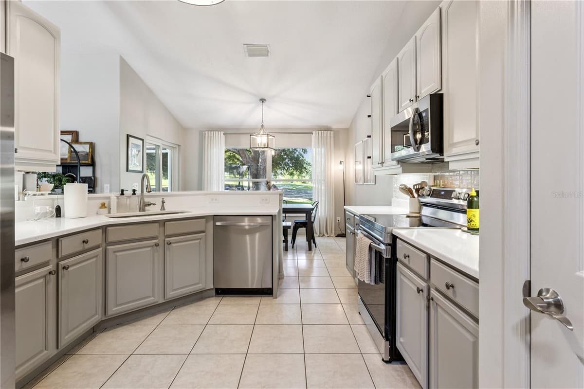 39843 GROVE HEIGHTS — photo 4 of 40