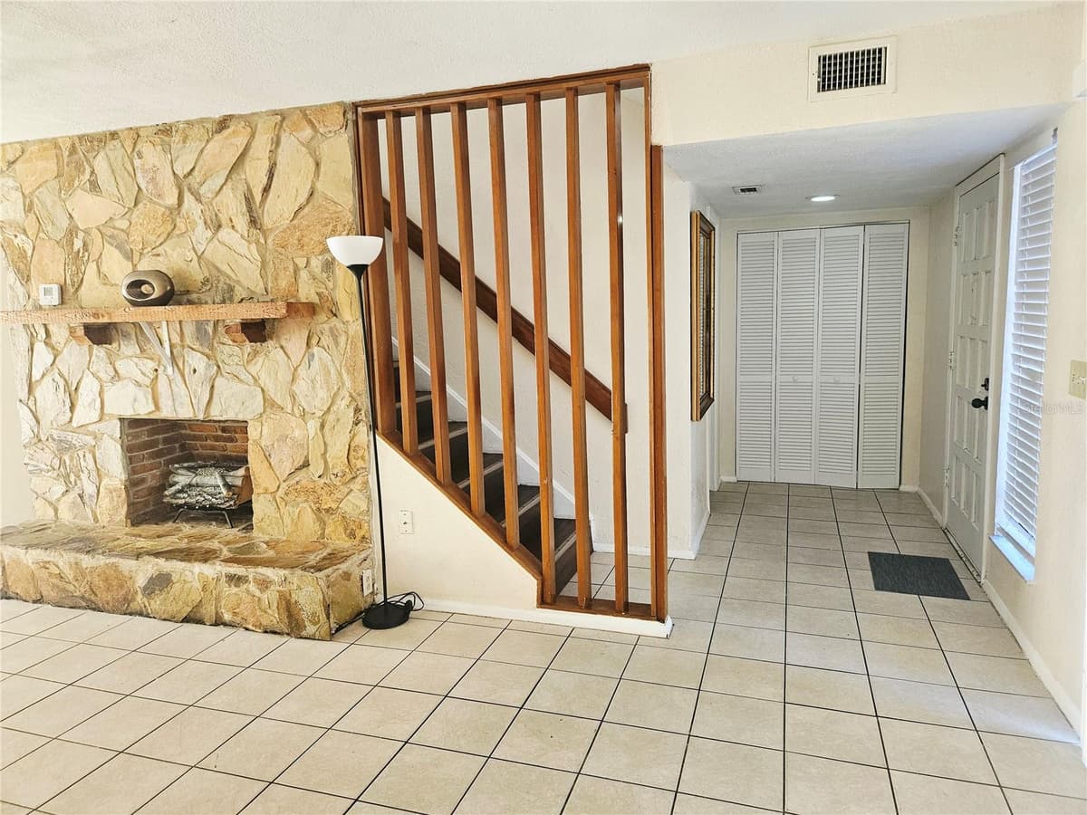 1836 CRYSTAL LAKE DRIVE — photo 4 of 39