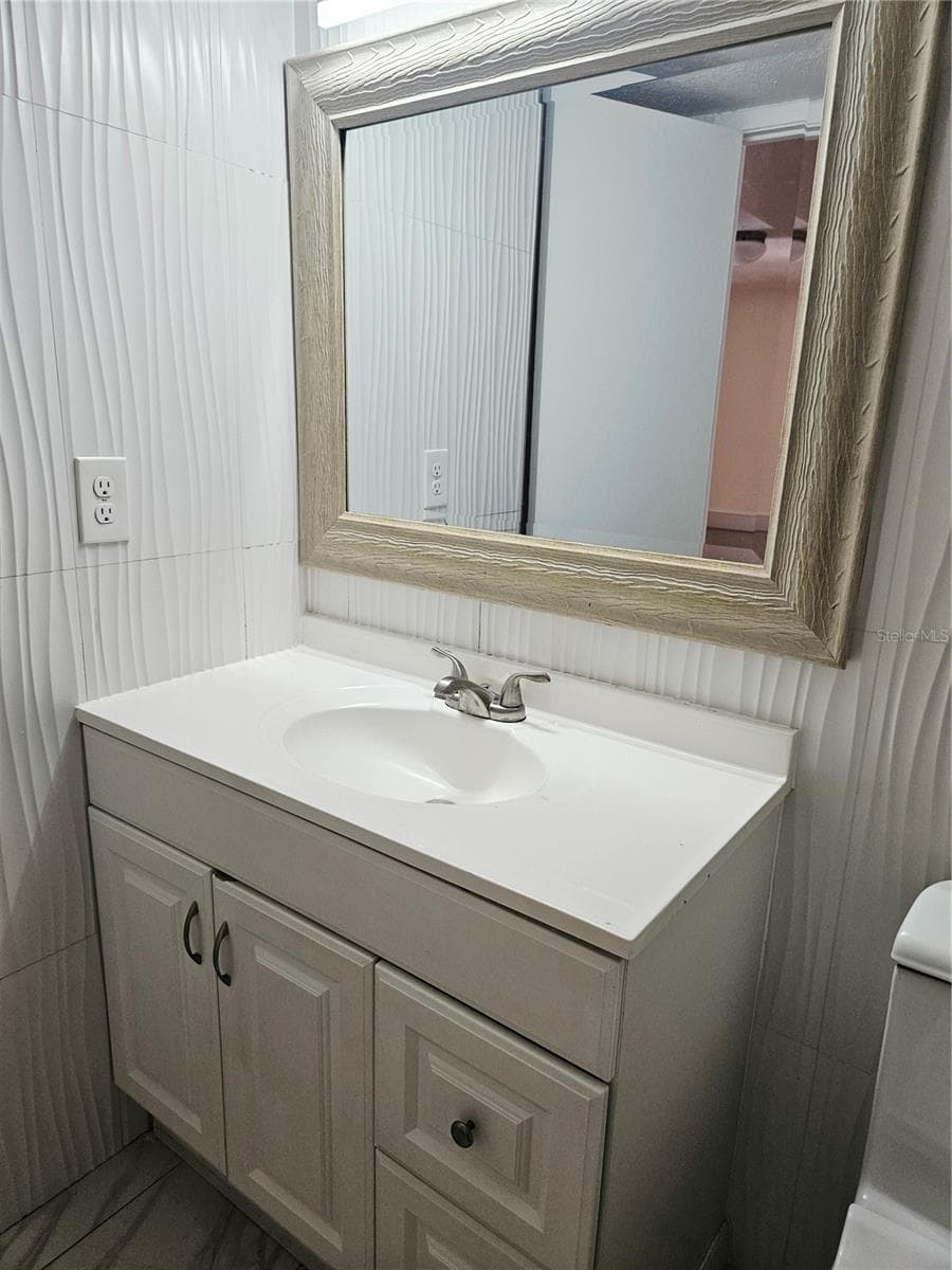 1836 CRYSTAL LAKE DRIVE — photo 14 of 39