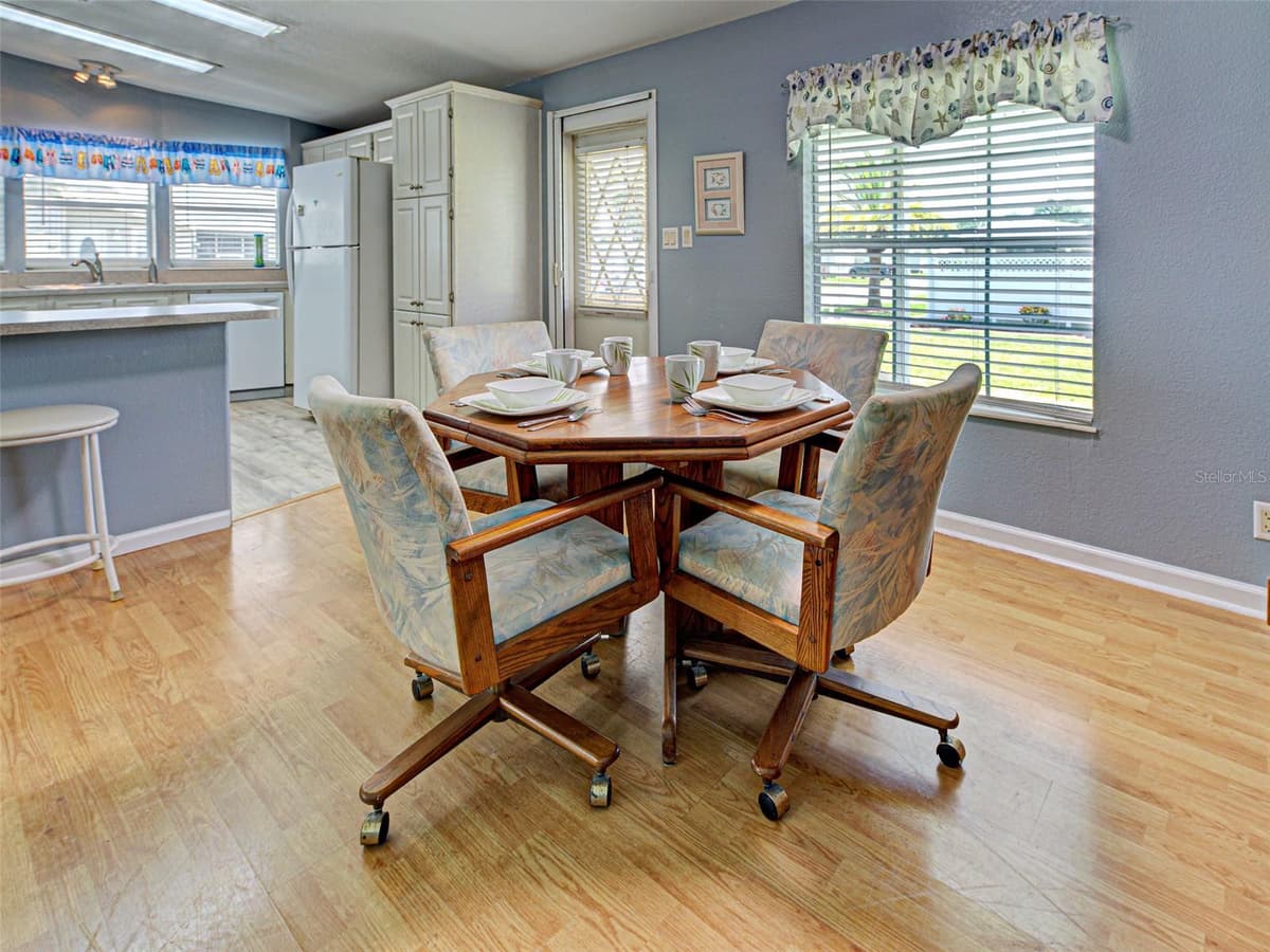 6562 HIKINA DRIVE — photo 11 of 37