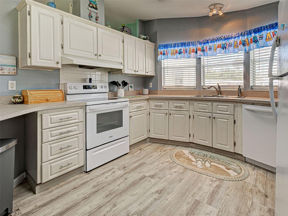 6562 HIKINA DRIVE — photo 12 of 37
