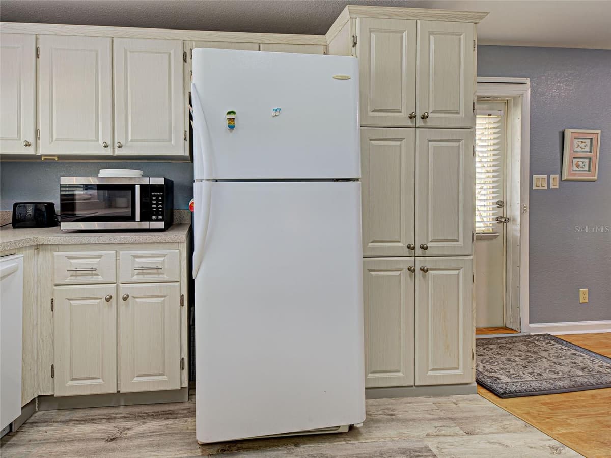 6562 HIKINA DRIVE — photo 14 of 37