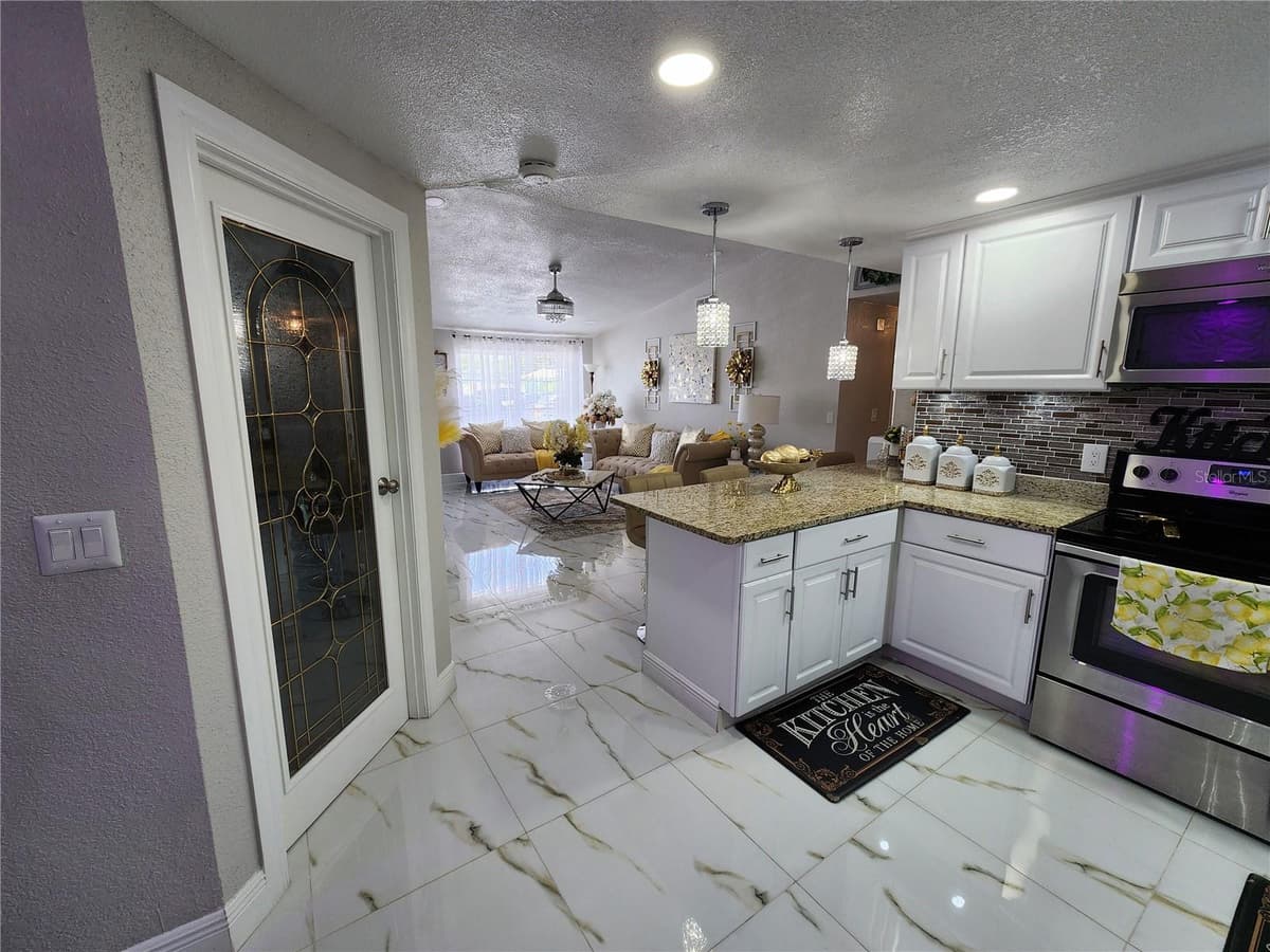 9404 HILLPORT COURT — photo 10 of 36