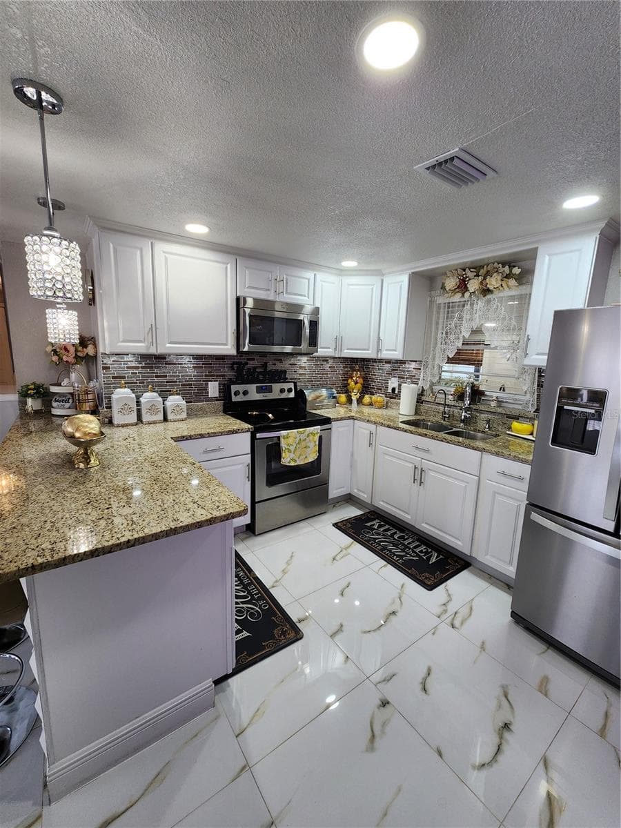 9404 HILLPORT COURT — photo 7 of 36