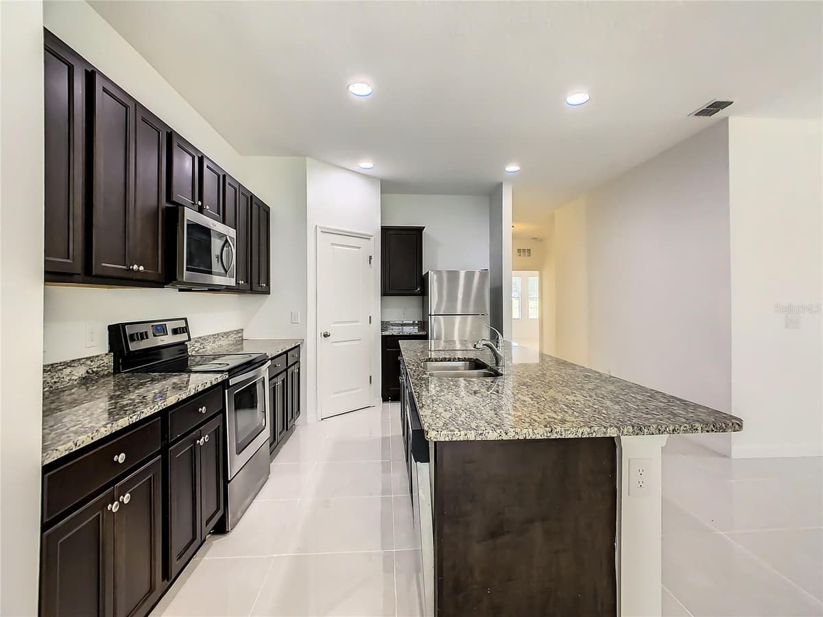 1025 MARGOT LANE — photo 10 of 48