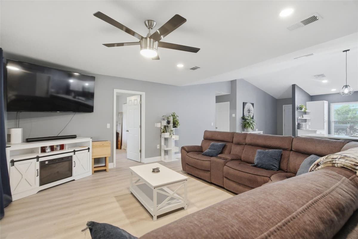 7907 DEER FOOT DRIVE — photo 9 of 32