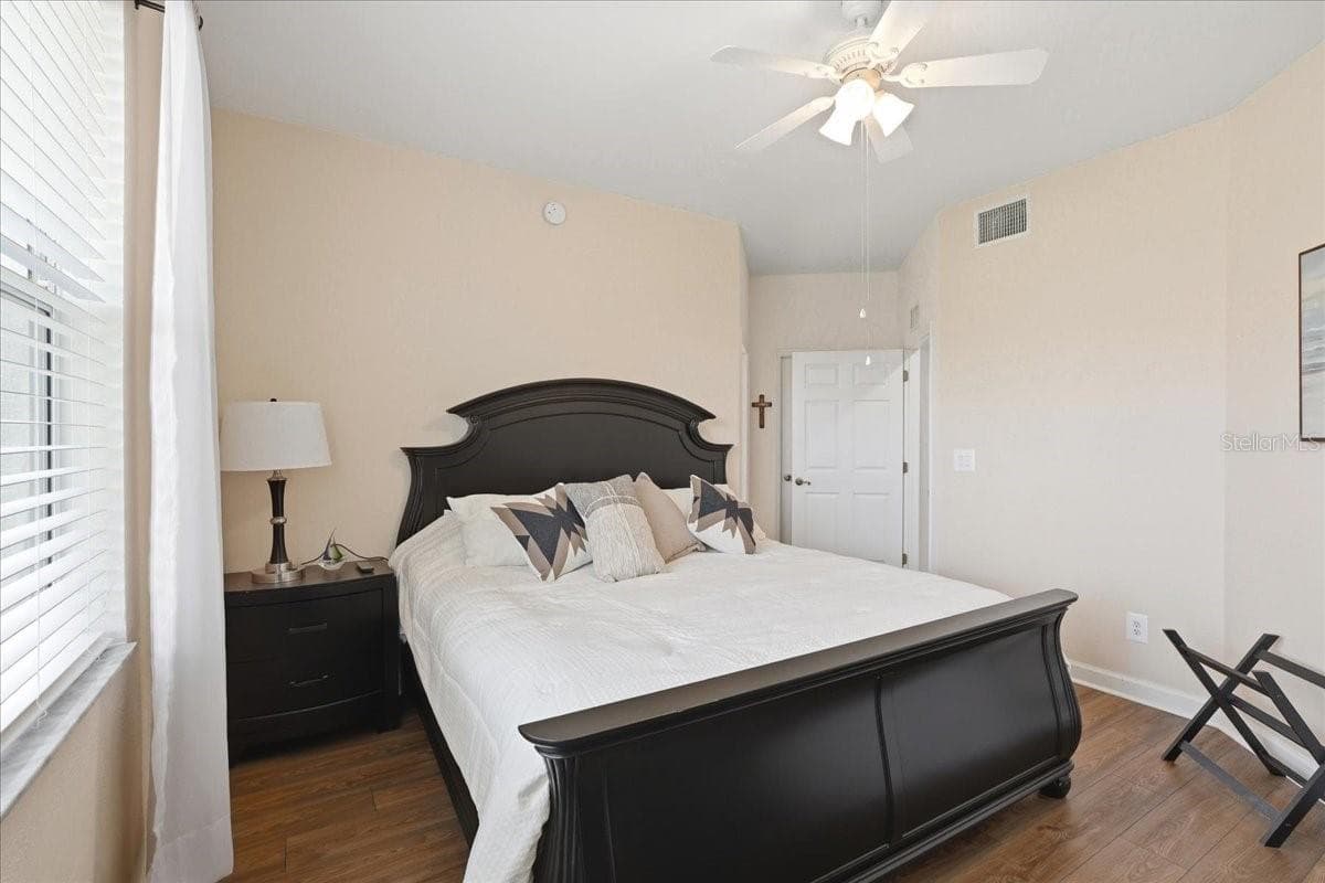 4223 LIRON AVENUE — photo 9 of 32