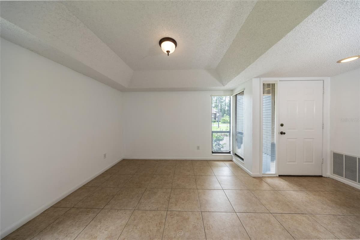 9 SOUTHBURY COURT — photo 15 of 38