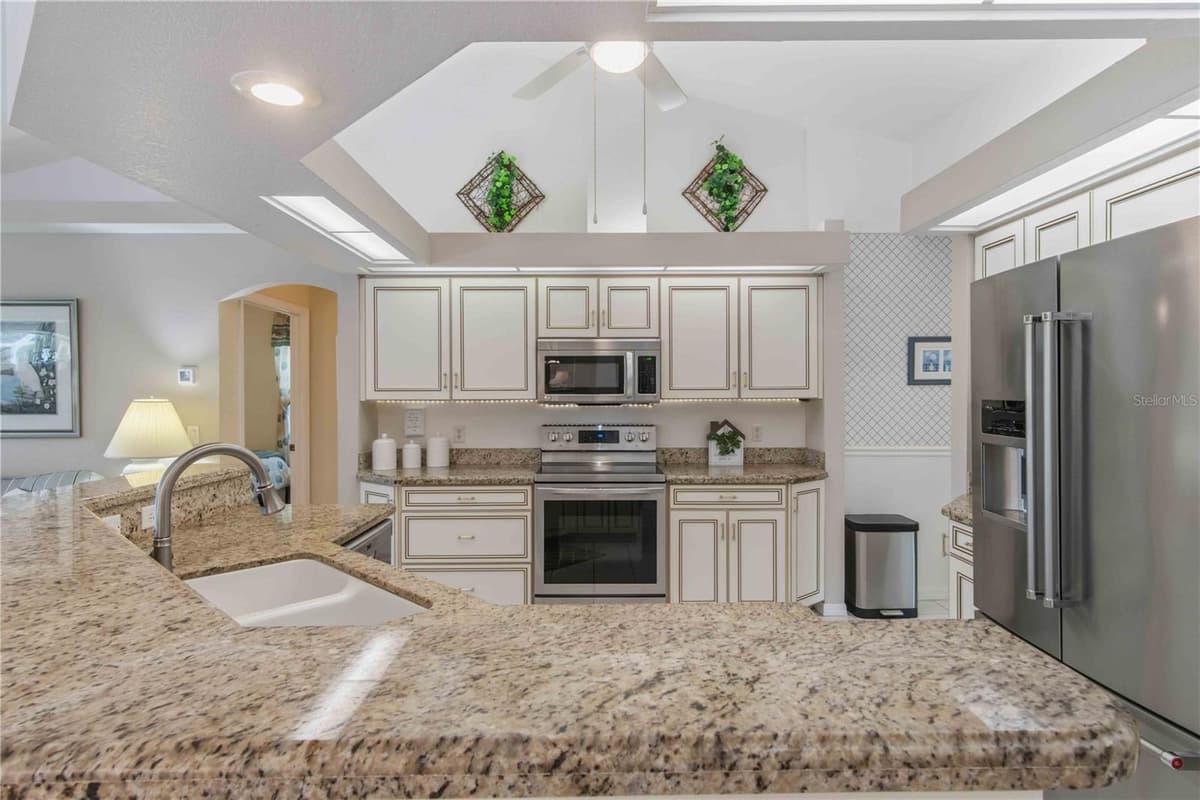 4875 HANSARD AVENUE — photo 15 of 66
