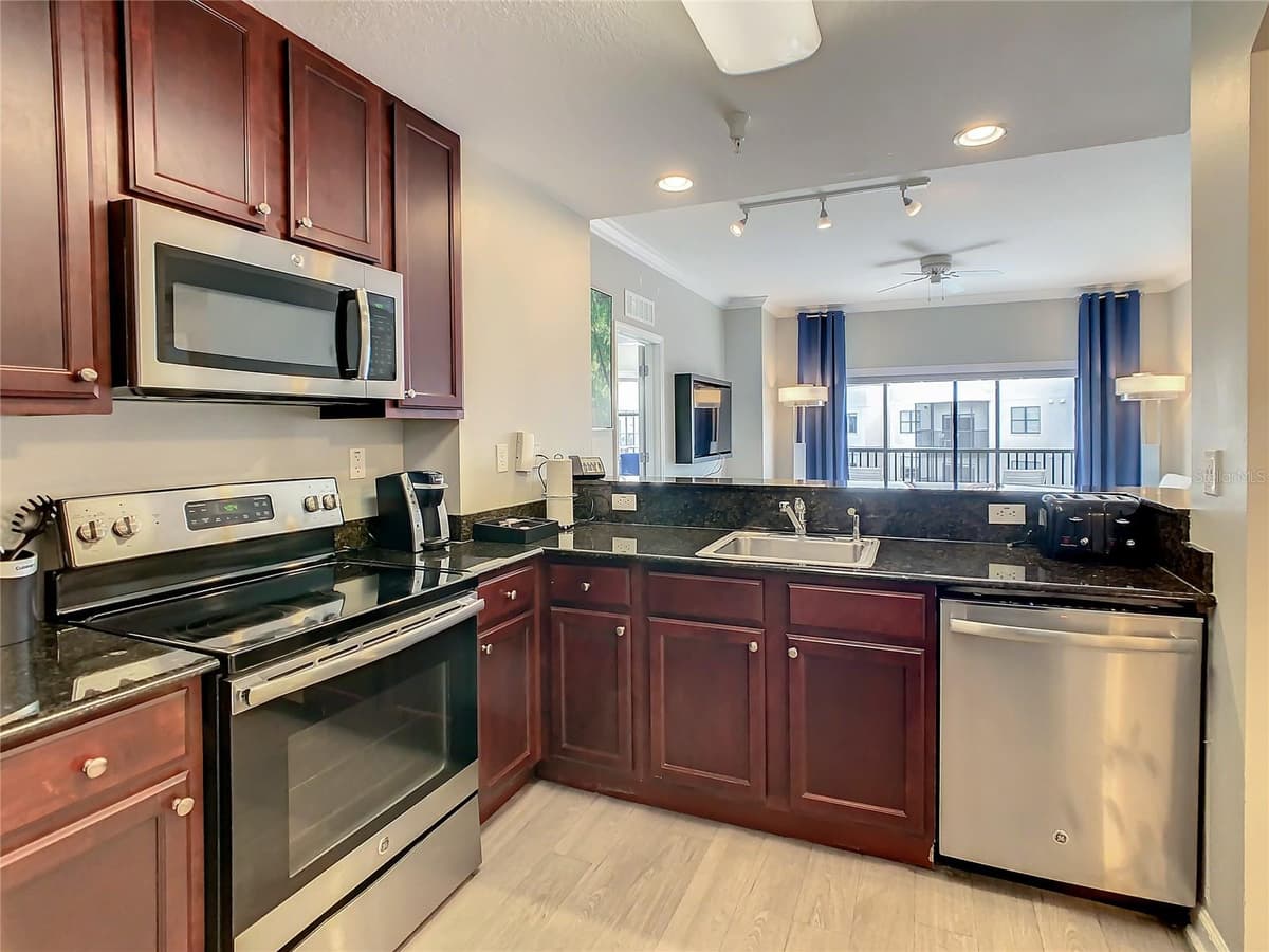 14501 GROVE RESORT AVE — photo 4 of 33